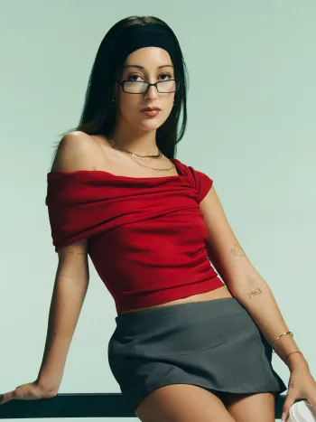 Crop Top fruncido con hombros descubiertos y manga corta