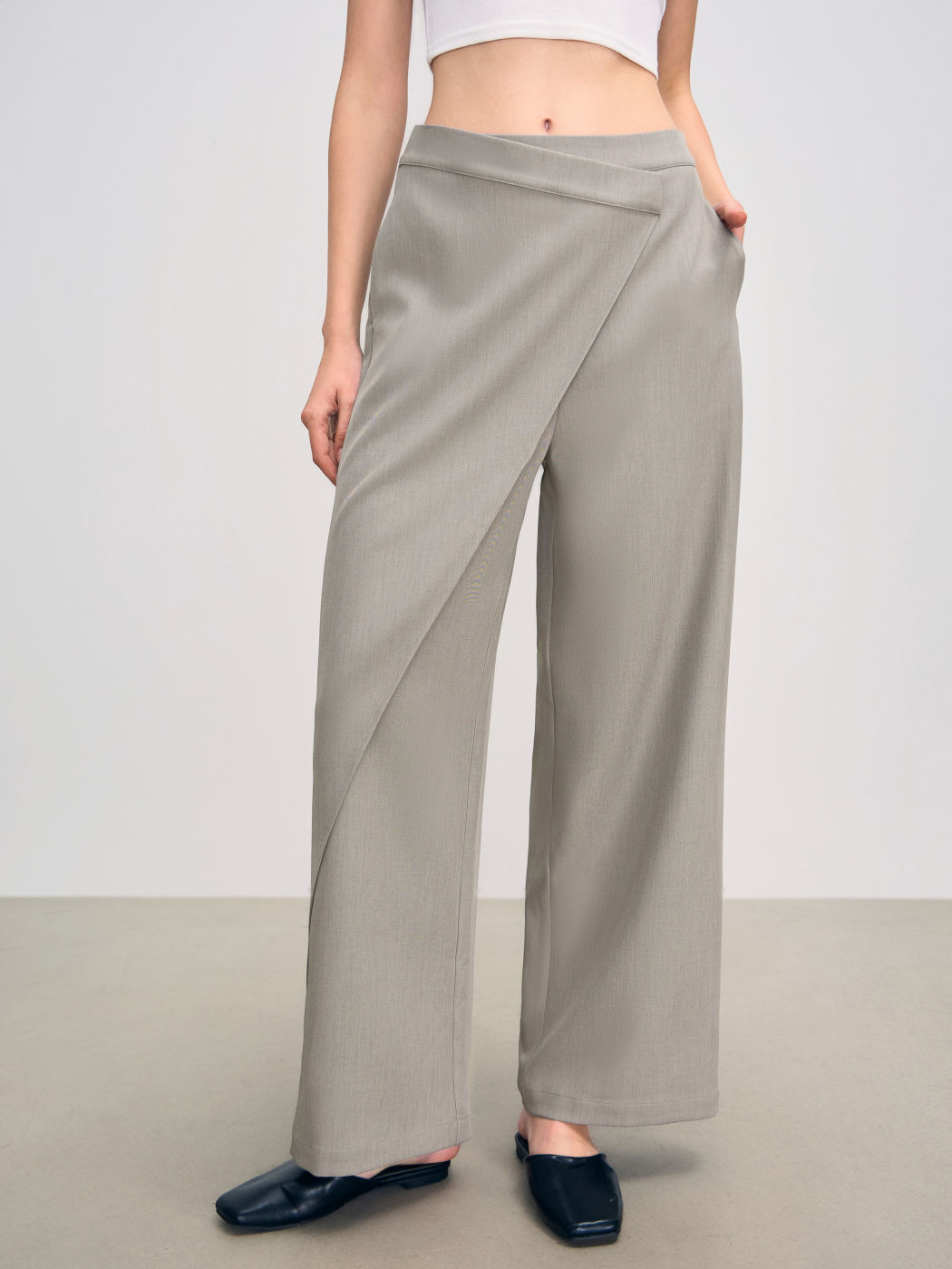 Mid Rise Wrap Pocket Solid Straight Leg Trousers