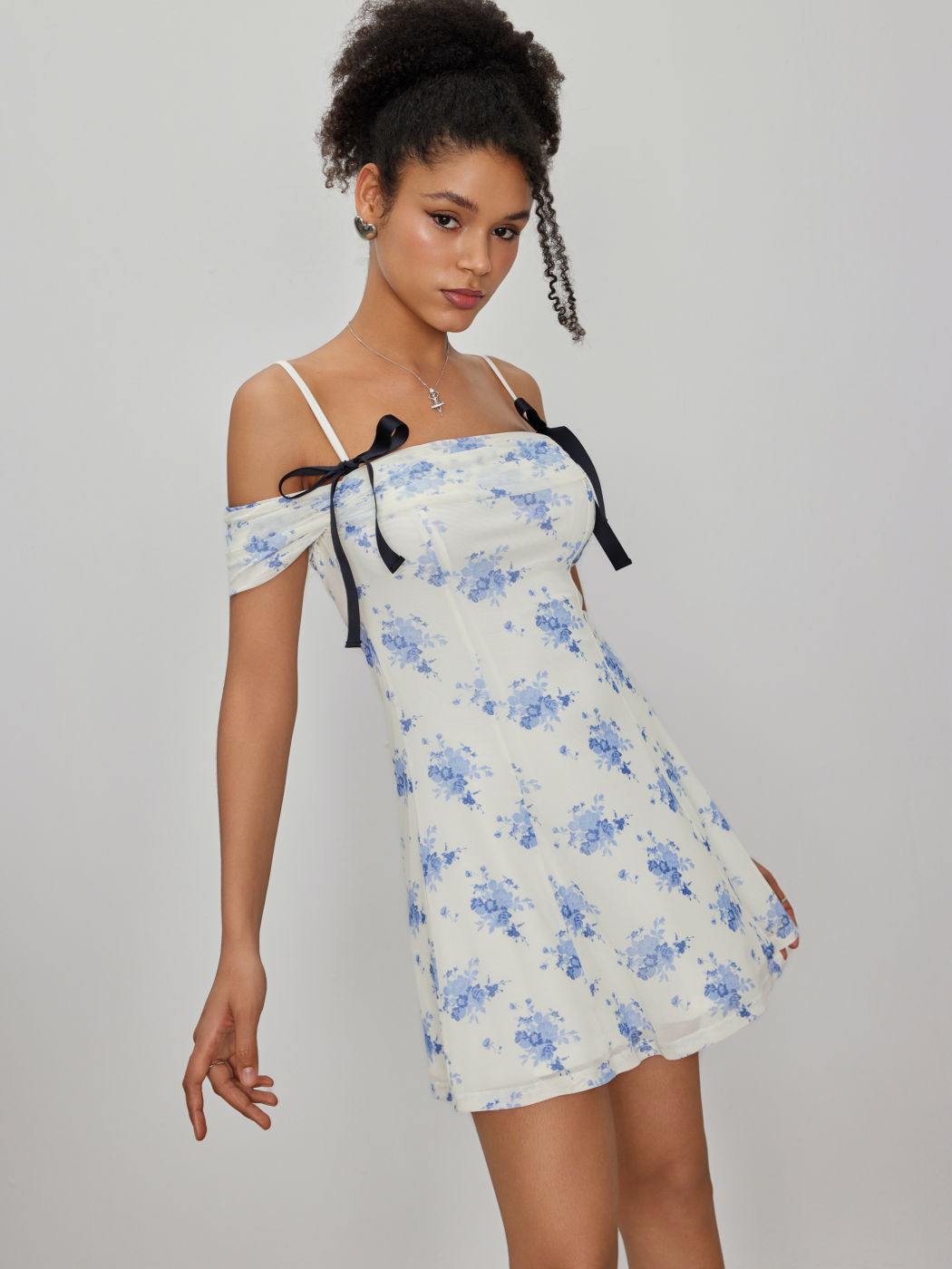 Schulterfreies Kleid mit abnehmbarem Schleifenband und Blumenmuster