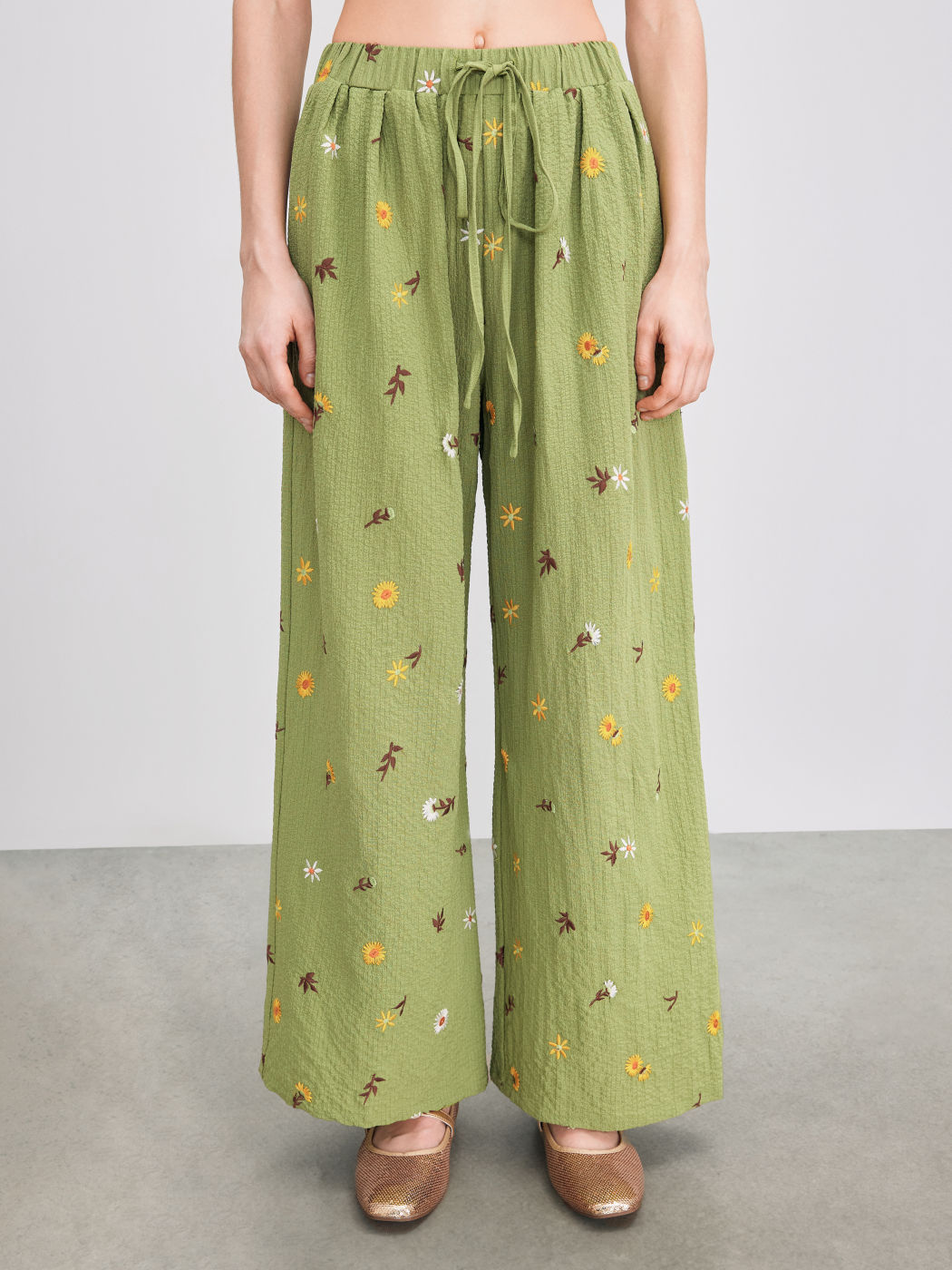 Mid Rise Floral Embroidery Pocket Knotted Trousers