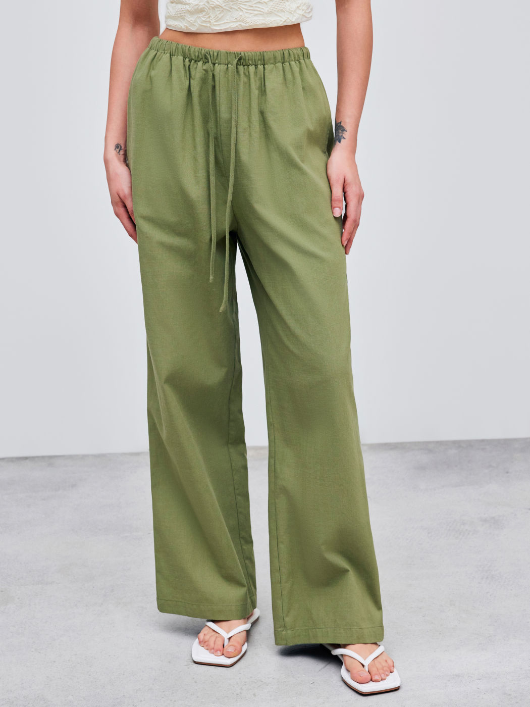Gewebte Mid-Rise Hose mit weitem Bein in Unifarben
