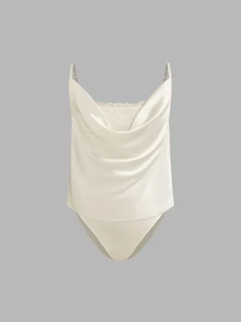 Spitzen-Bodysuit mit eckigem Ausschnitt und trägerlos in Unifarbe & Satin-Cami-Top mit Cowl-Neck