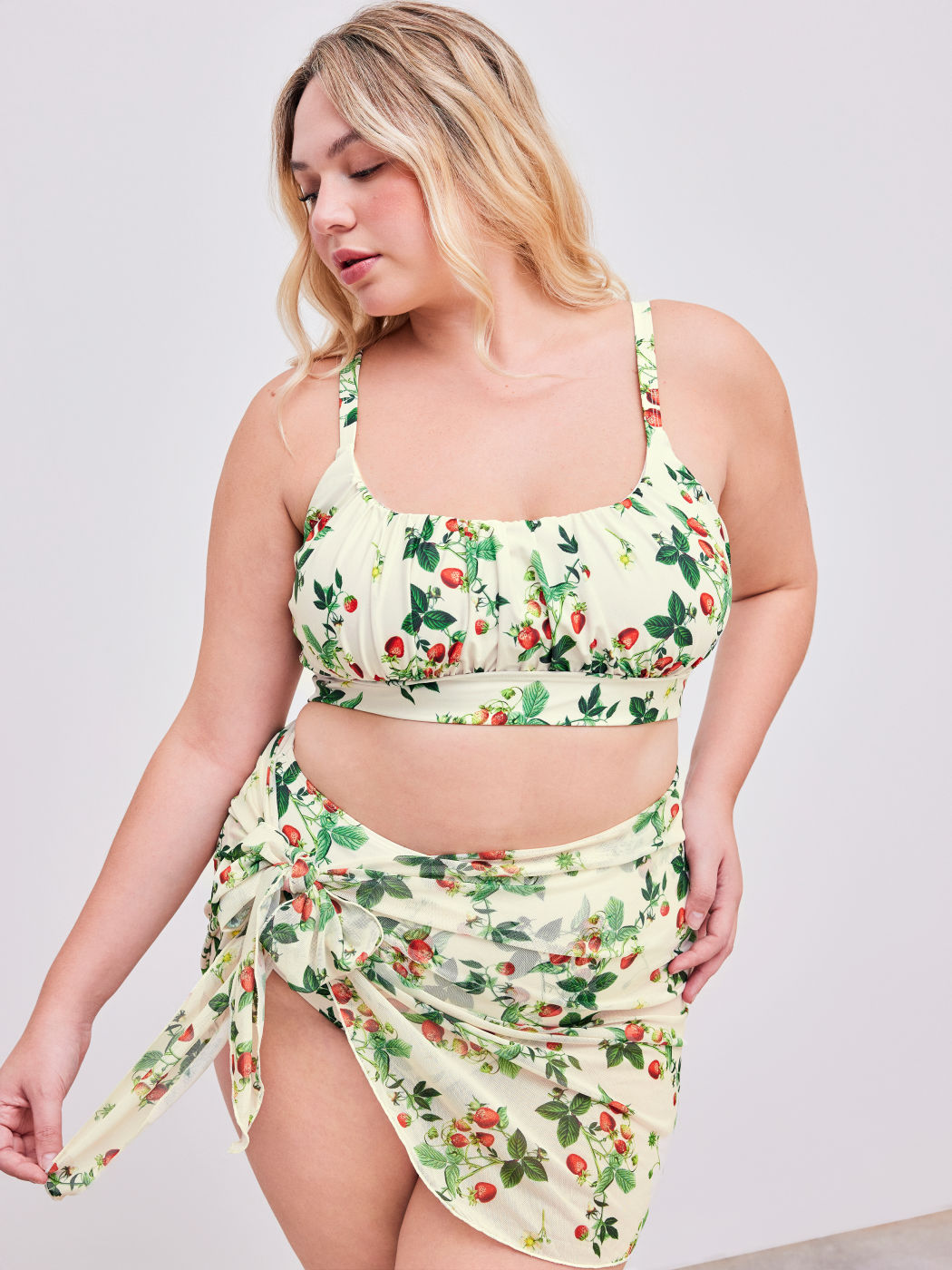 Square Neck Strawberry Graphic Bracelet Bikini Swimsuit With Sarong Curve & Plus