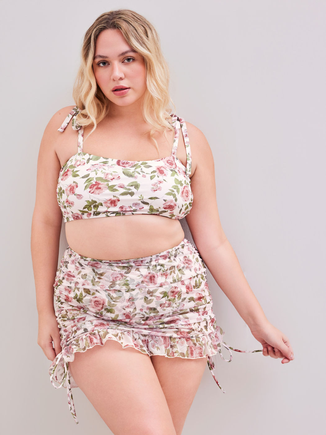Costume da bagno bikini a copertura totale con gonna da spiaggia con controllo della pancia, collo quadrato e bracciale floreale Curve & Plus