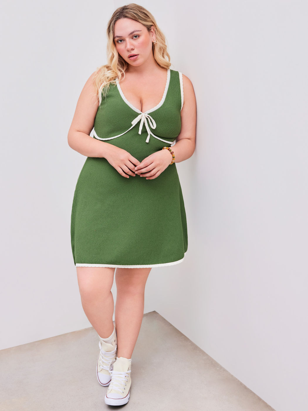 Mini abito in maglia jacquard con scollo a V e legatura solida a contrasto Curve & Plus