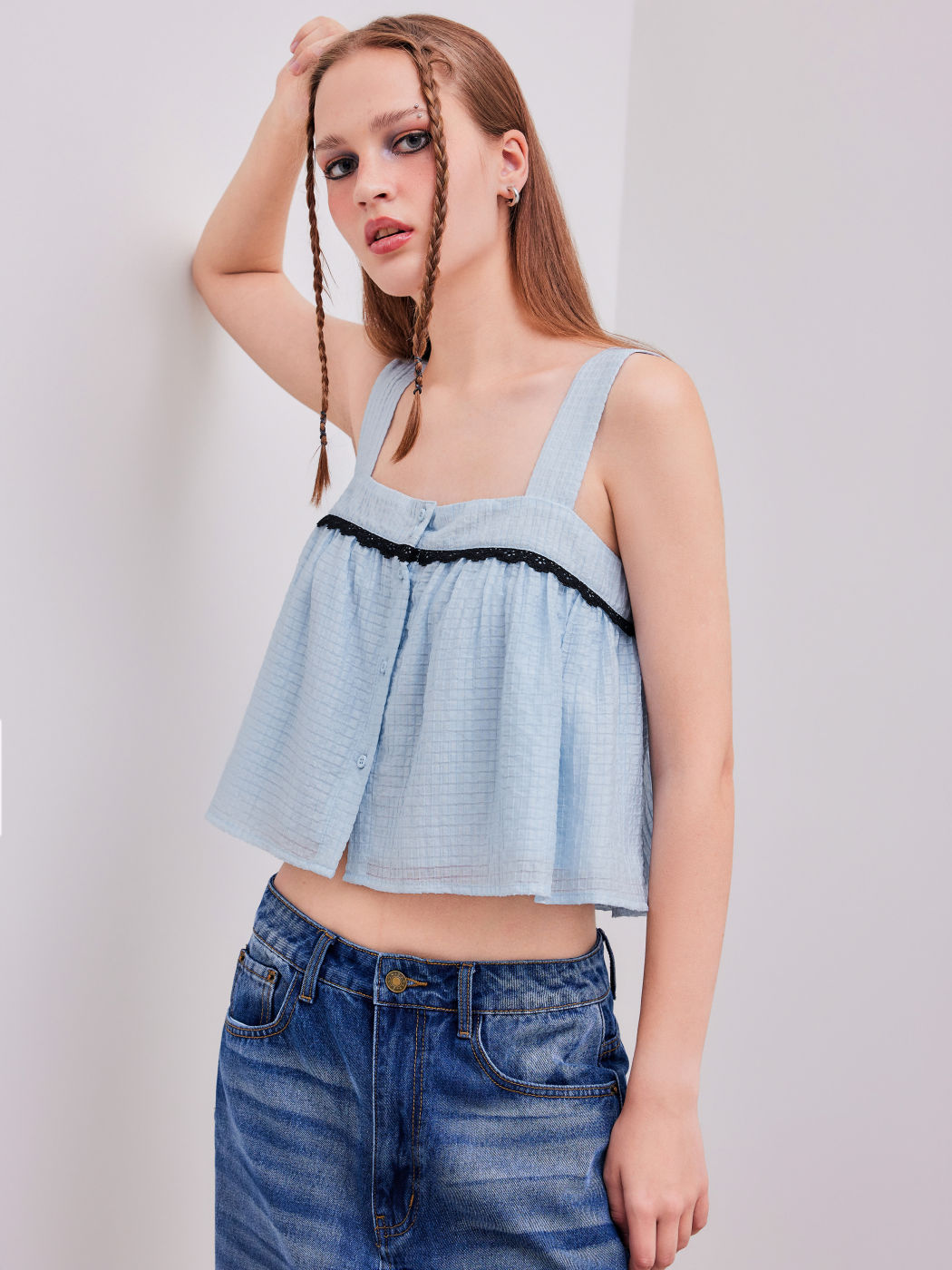 Gewebtes Tanktop mit eckigem Ausschnitt und kontrastierender Einfassung