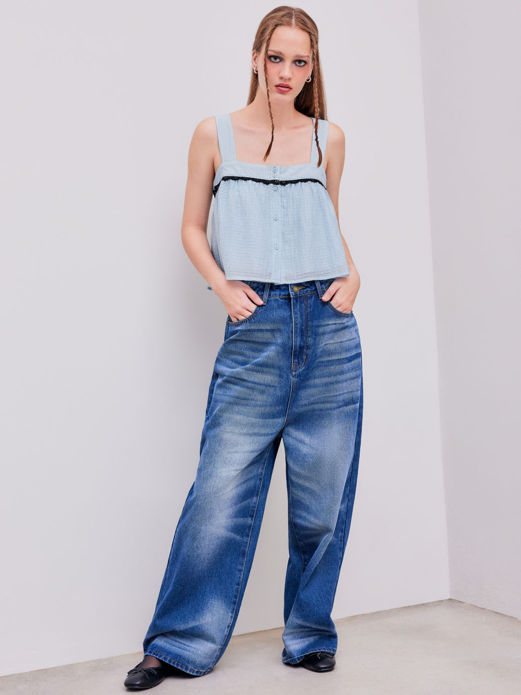 Gewebtes Tanktop mit eckigem Ausschnitt und kontrastierender Einfassung