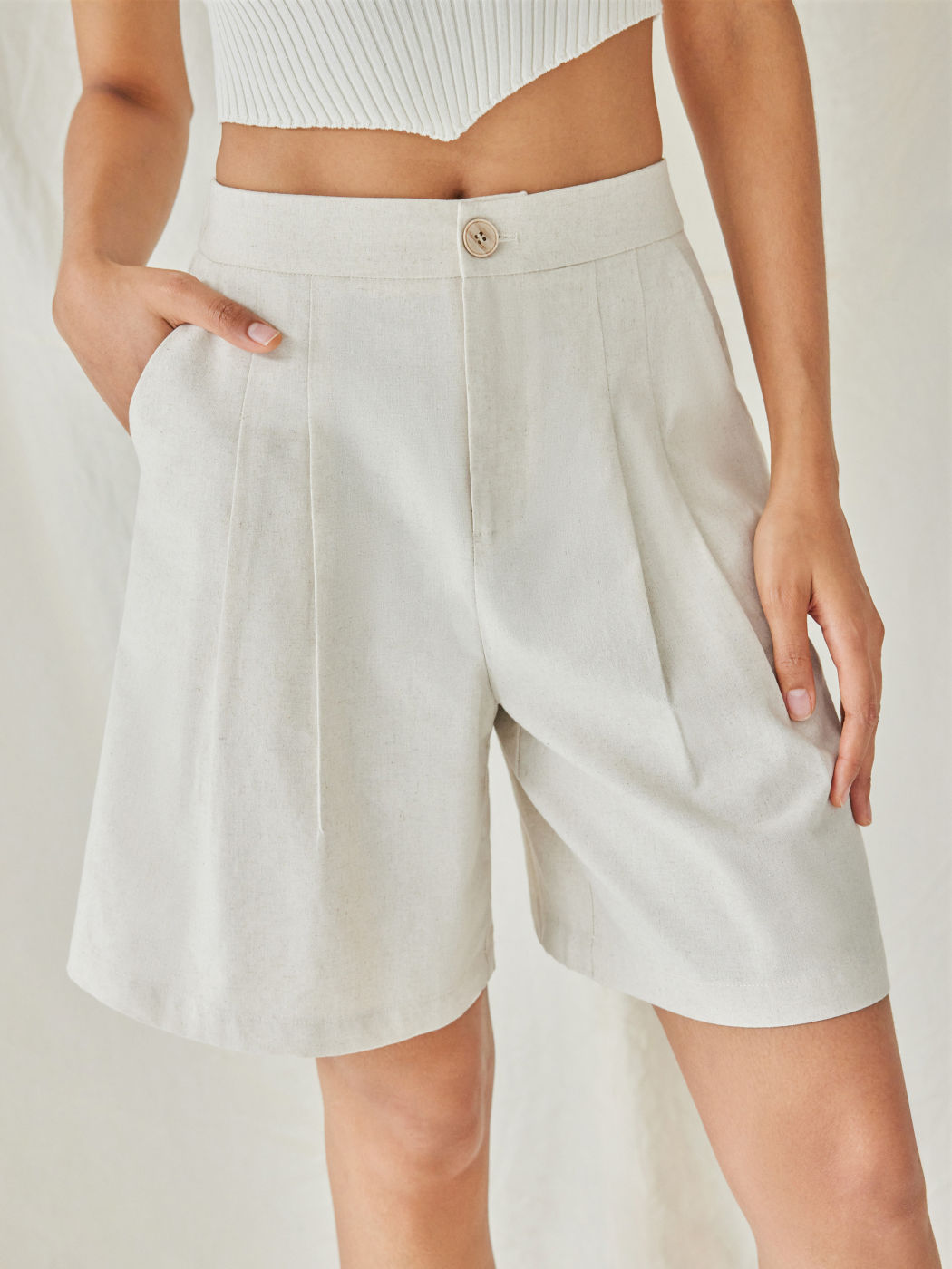 Einfarbige Mid-Rise Shorts aus Leinenmischung