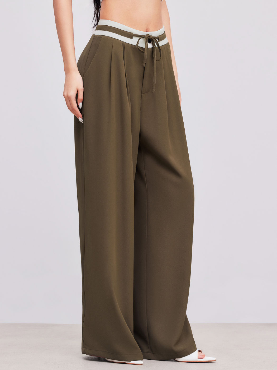 Woven Mid Rise Solid Contrasting Binding Wide Leg Trousers