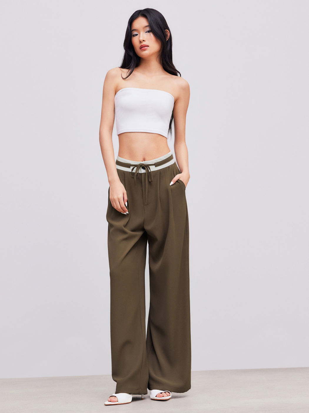 Woven Mid Rise Solid Contrasting Binding Wide Leg Trousers