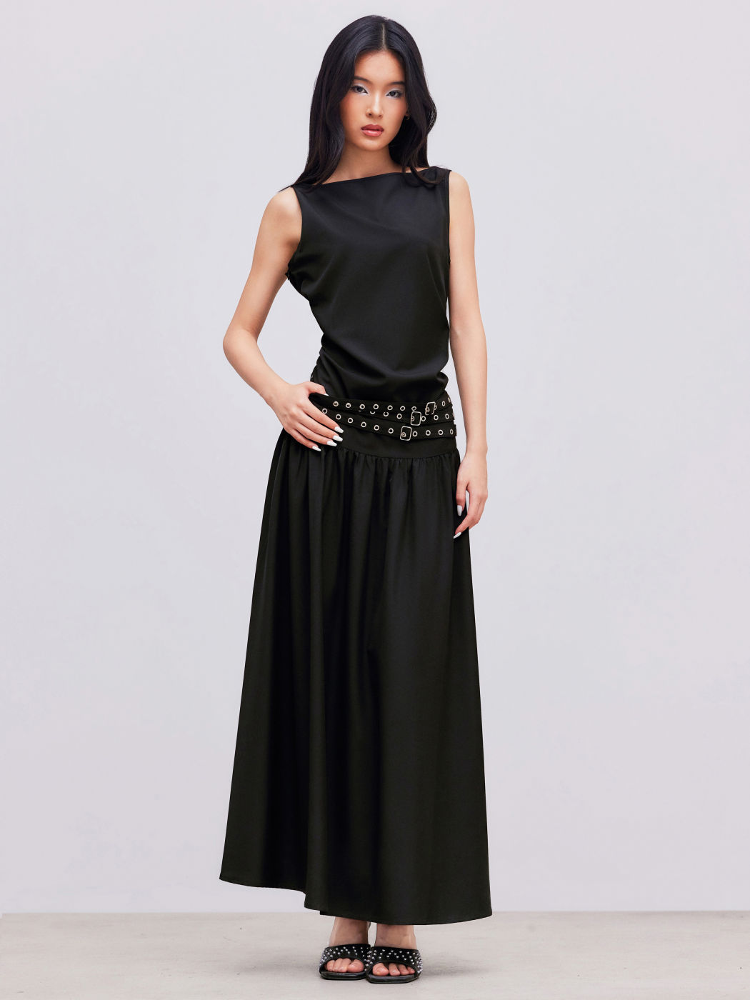 Gewebter Maxikleid mit Bootshals, schlaflosen Ärmeln und Gürtel