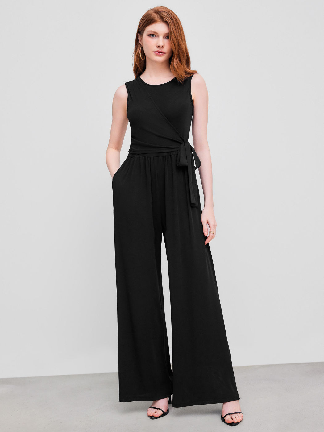 Jumpsuit in jersey con scollo rotondo e annodato a gamba larga