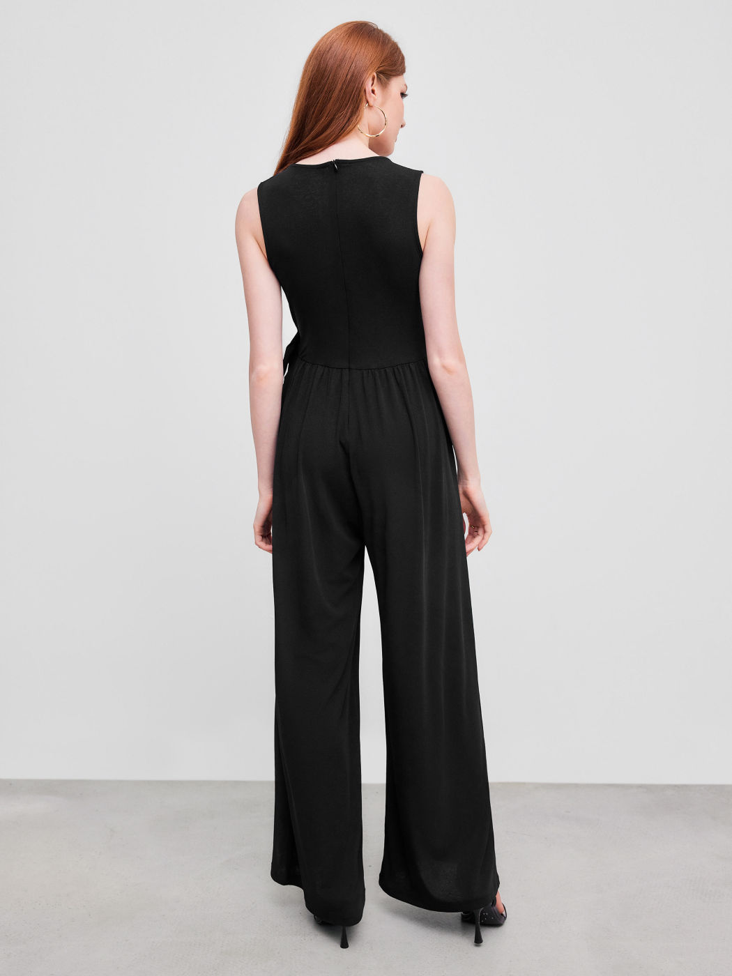 Jumpsuit in jersey con scollo rotondo e annodato a gamba larga