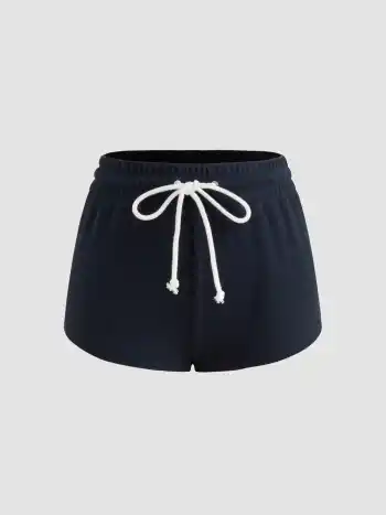  Tief sitzende geknotete Micro-Shorts