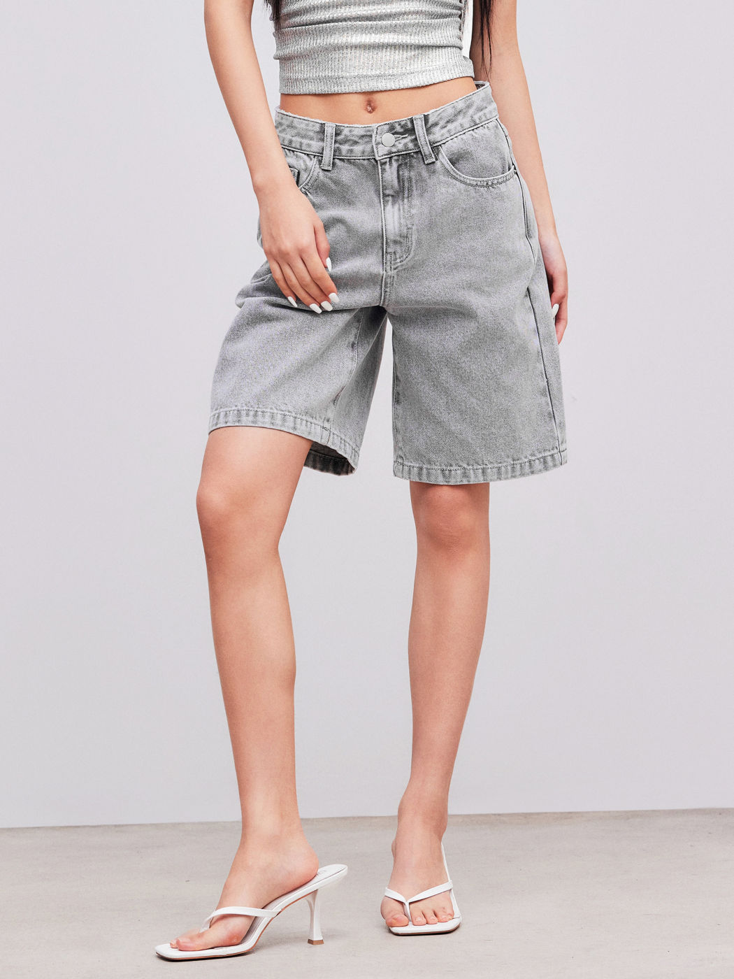 Cider Denim Mittelhohe Einfarbige Gerade Bein Shorts