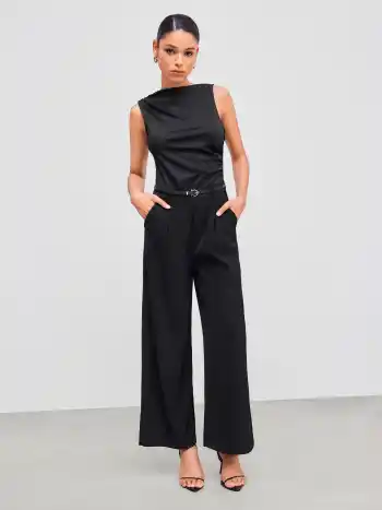 Gewebter Jumpsuit mit Bootshals, einfarbig und geriffelt, mit Gürtel