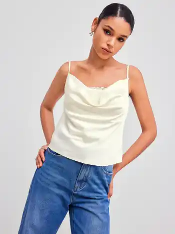 Spitzen-Bodysuit mit eckigem Ausschnitt und trägerlos in Unifarbe & Satin-Cami-Top mit Cowl-Neck