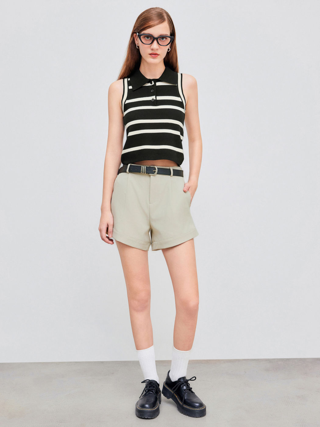 Mittelhohe einfarbige Bermuda-Shorts mit Gürtel