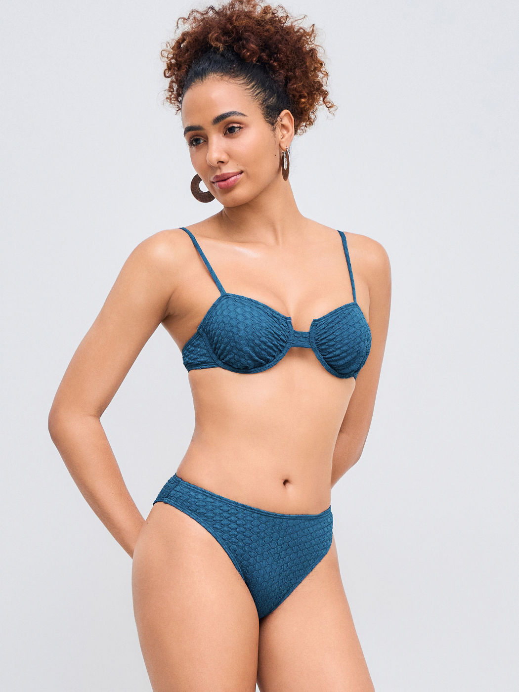 Quadratischer Ausschnitt Einfarbiger Textur Bikini-Badeanzug mit Bügel und frechem Schnitt