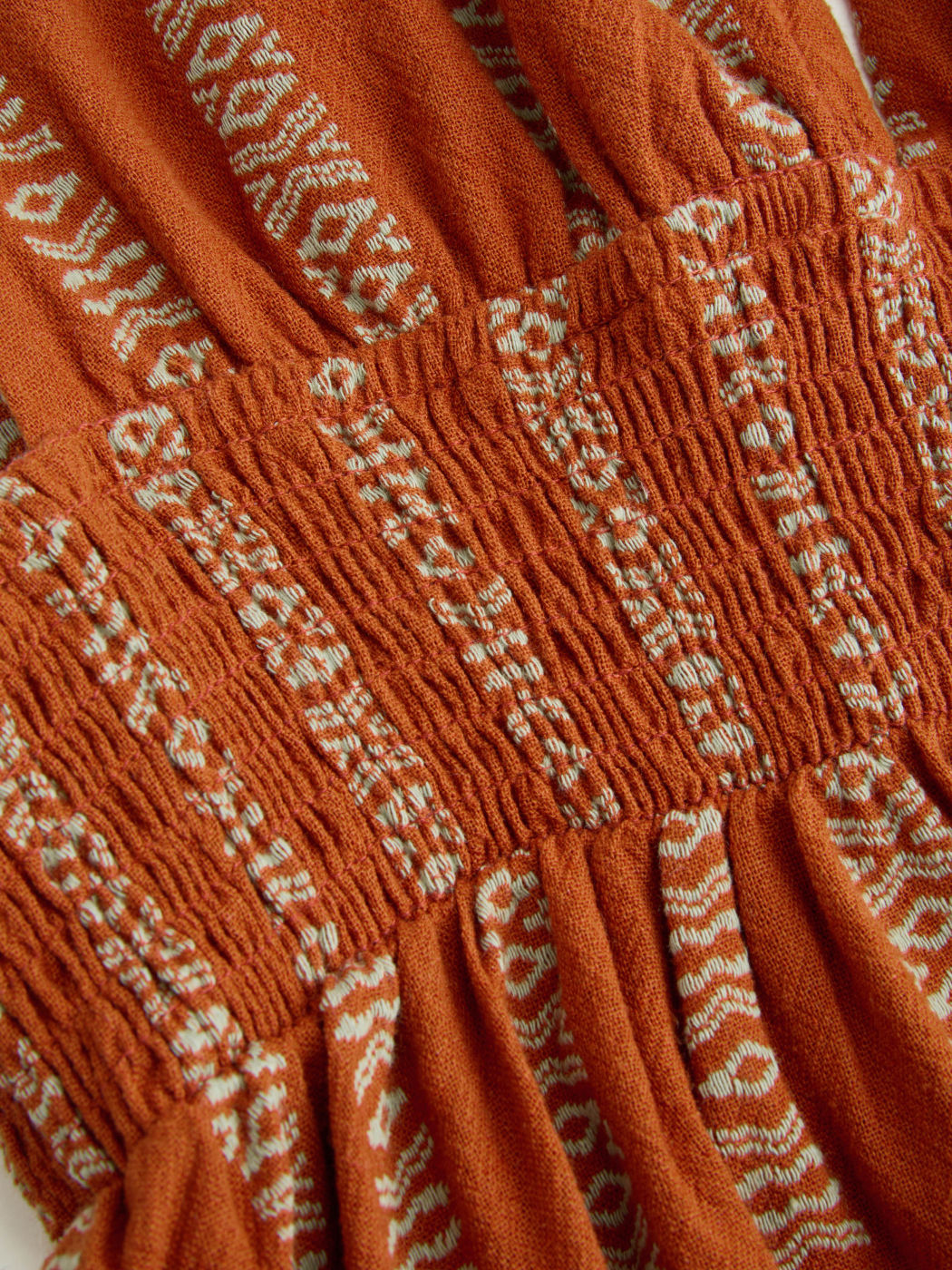 Mini abito con scollo a V e coulisse con nappe in Boho
