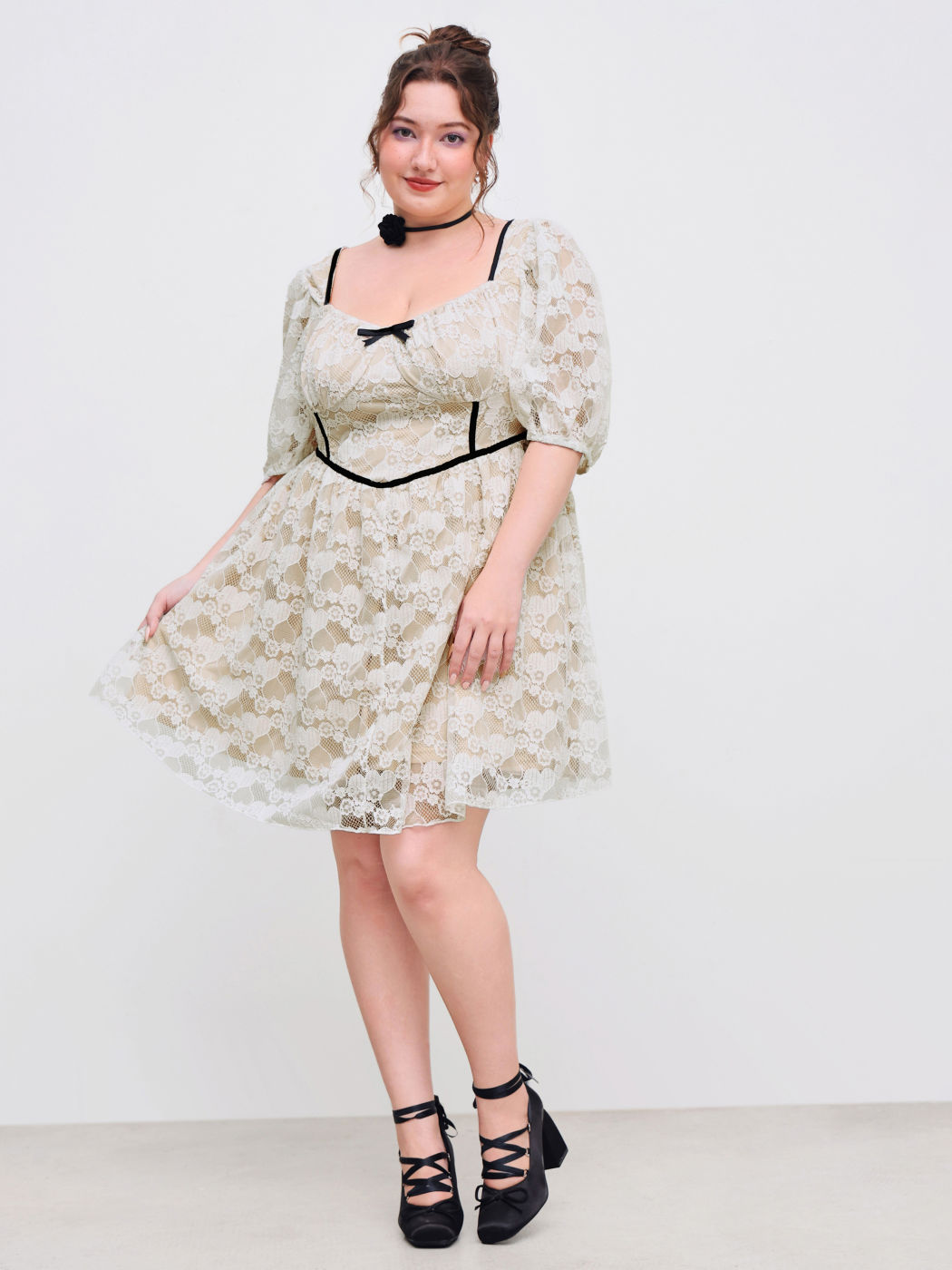 Spitzen-Schleifen-Rüschen-Kontrastierende Einfassung Minikleid Kurve & Plus