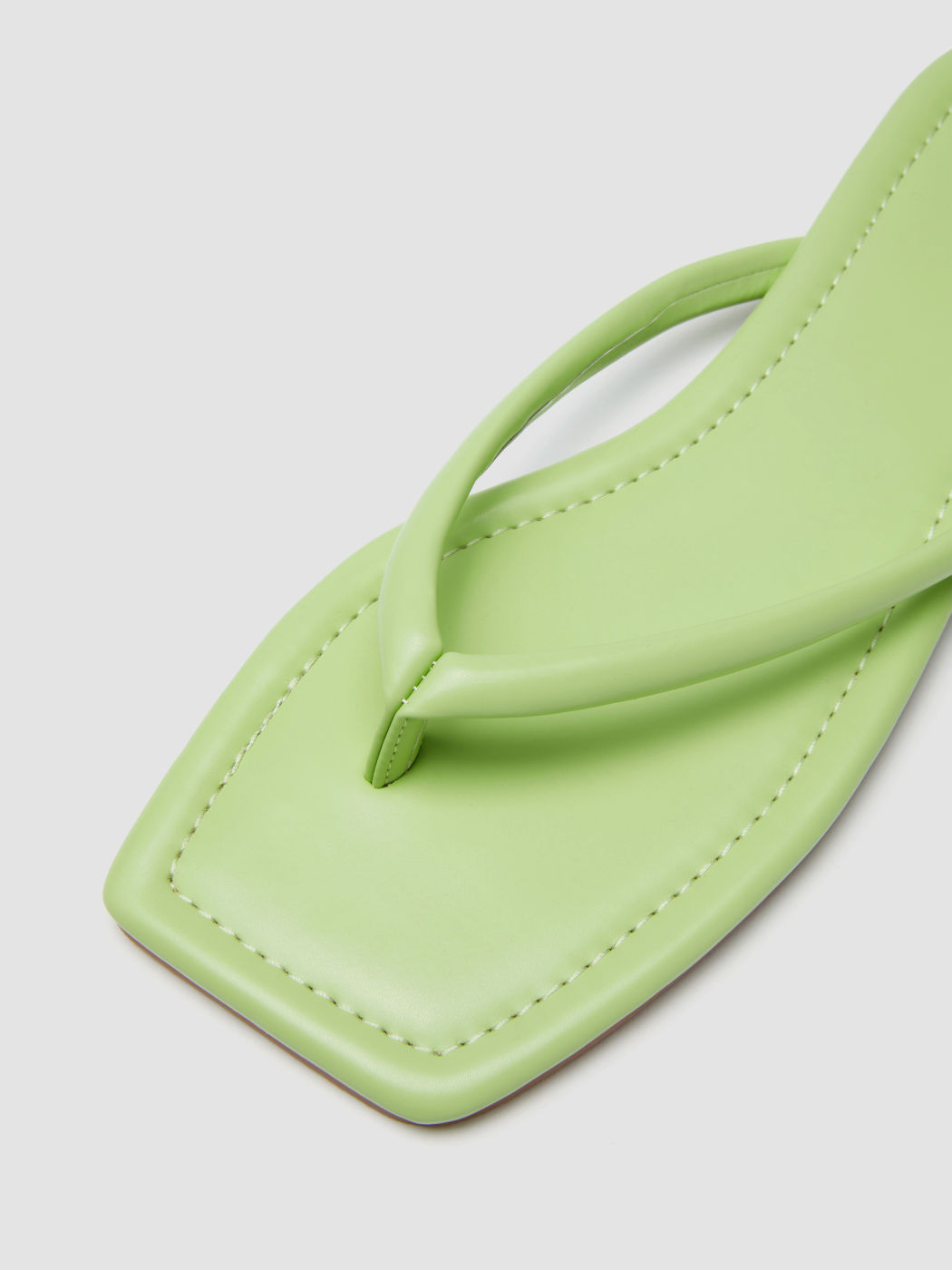 Klassische Flip-Flops mit quadratischer Zehenspitze