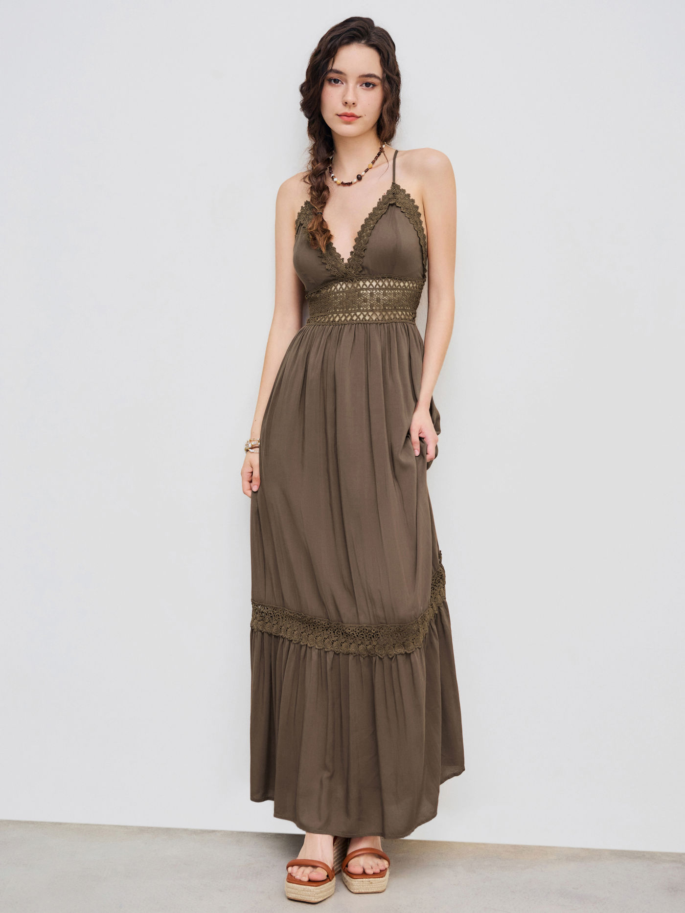 Robe longue unie à volants avec bordure en dentelle