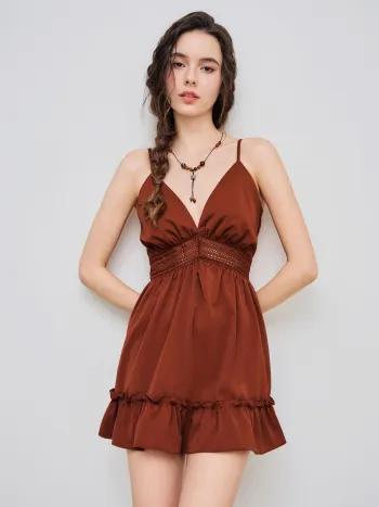 Einfarbiges Mini-Kleid mit Rüschen und Aussparungen