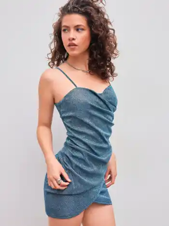 Robe moulante à paillettes avec col en cœur
