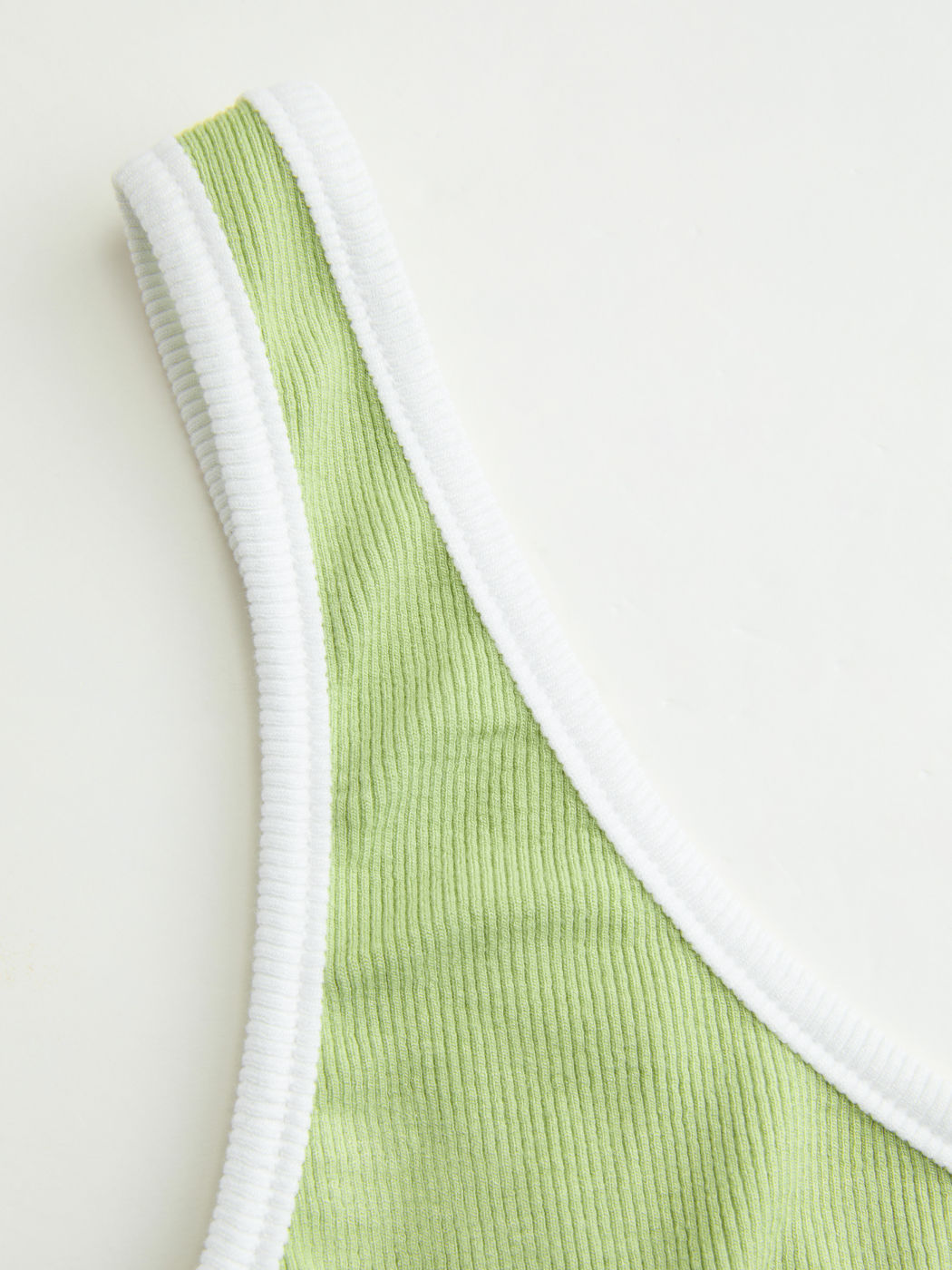 V-neck Contrasting Binding Knotted Crop Tank Top
