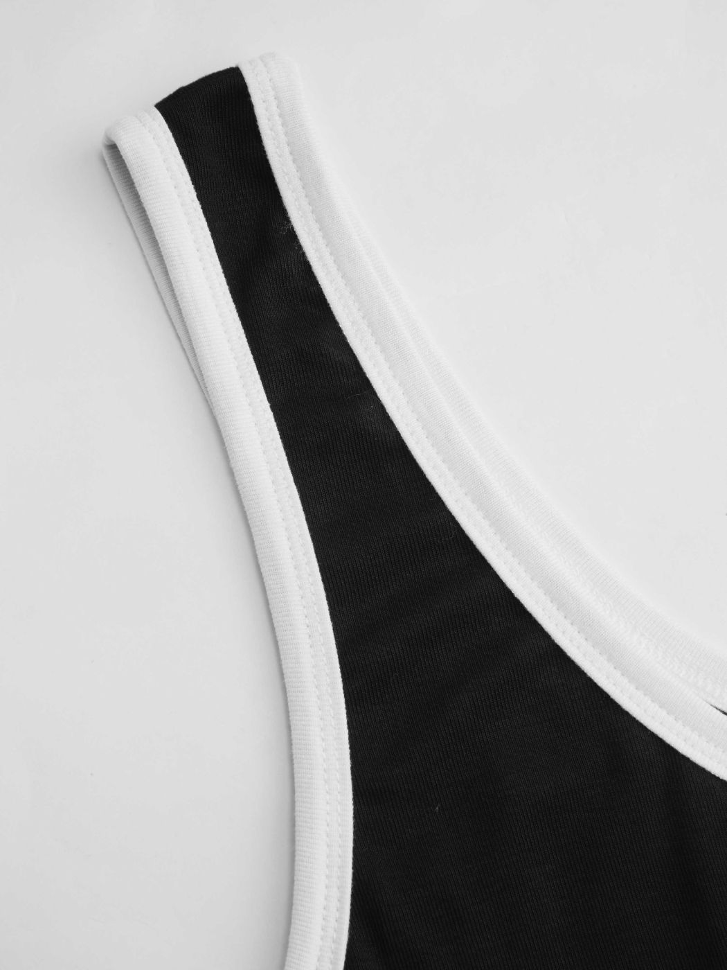 Scollo a U con rilegatura a contrasto Tasca solida Romper Curve & Plus