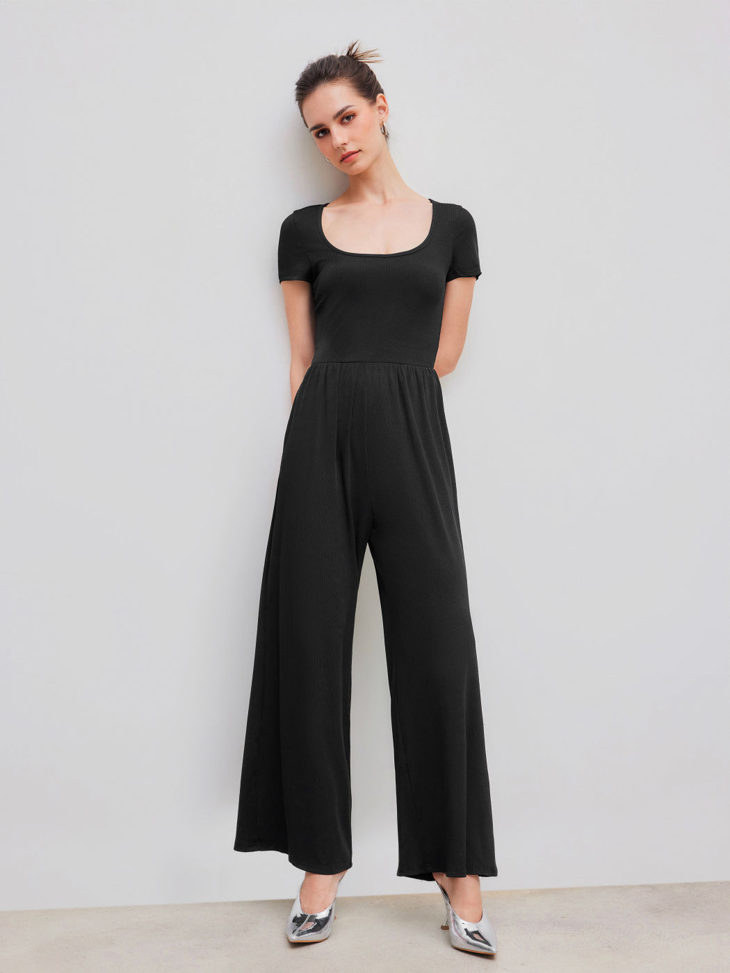 Jumpsuit mit weitem Bein und kurzem Ärmel mit U-Ausschnitt