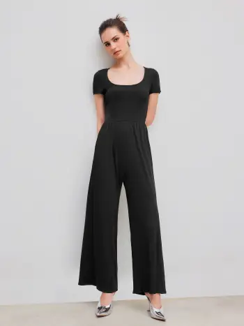 Jumpsuit mit weitem Bein und kurzem Ärmel mit U-Ausschnitt