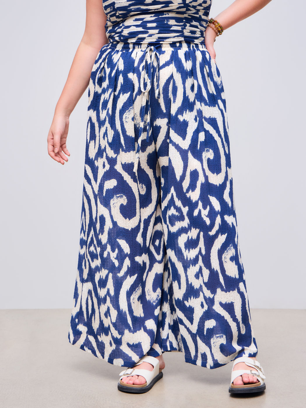 Woven Mid Rise Abstract Pocket Wide Leg Trousers Curve & Plus