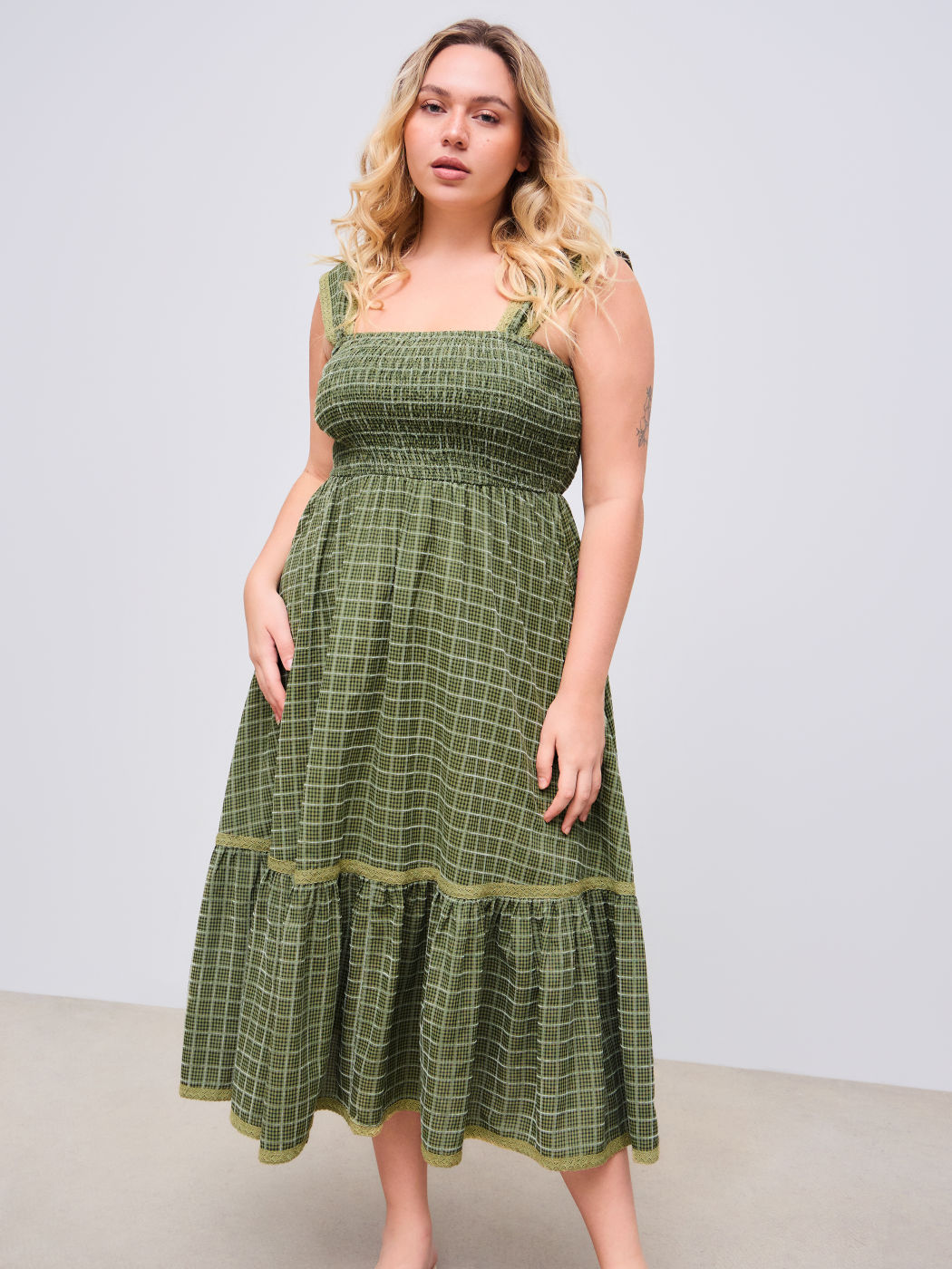 Maxi abito con scollo quadrato, arricciato e con volant, Curve & Plus