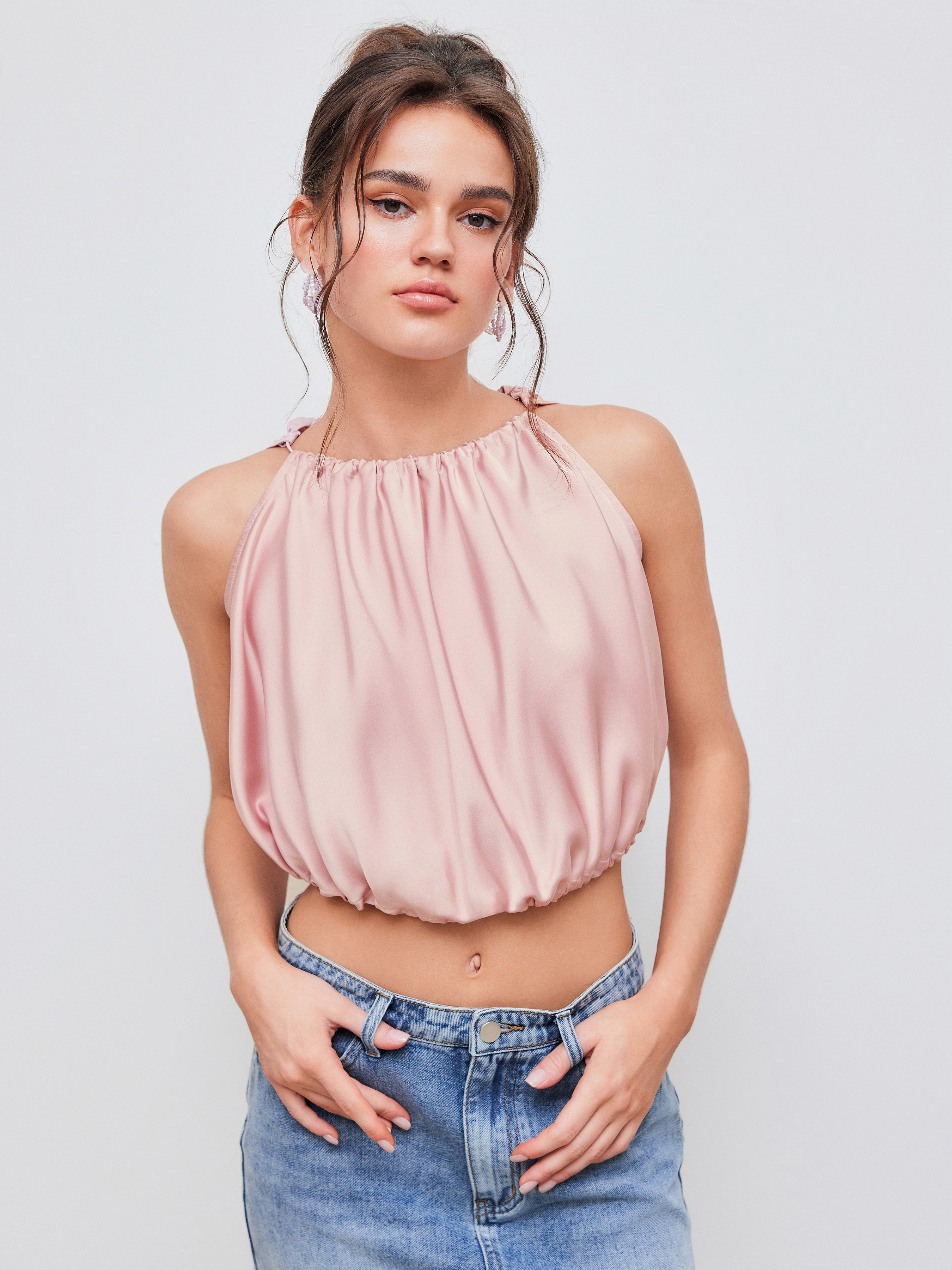 Saten Crop Top Satinado de Cuello Barco con Cordon y Fruncido Solido For Fecha