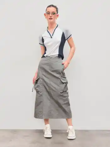  Midikleid mit fester Farbe, Knoten und Schlitz im Cargo-Stil