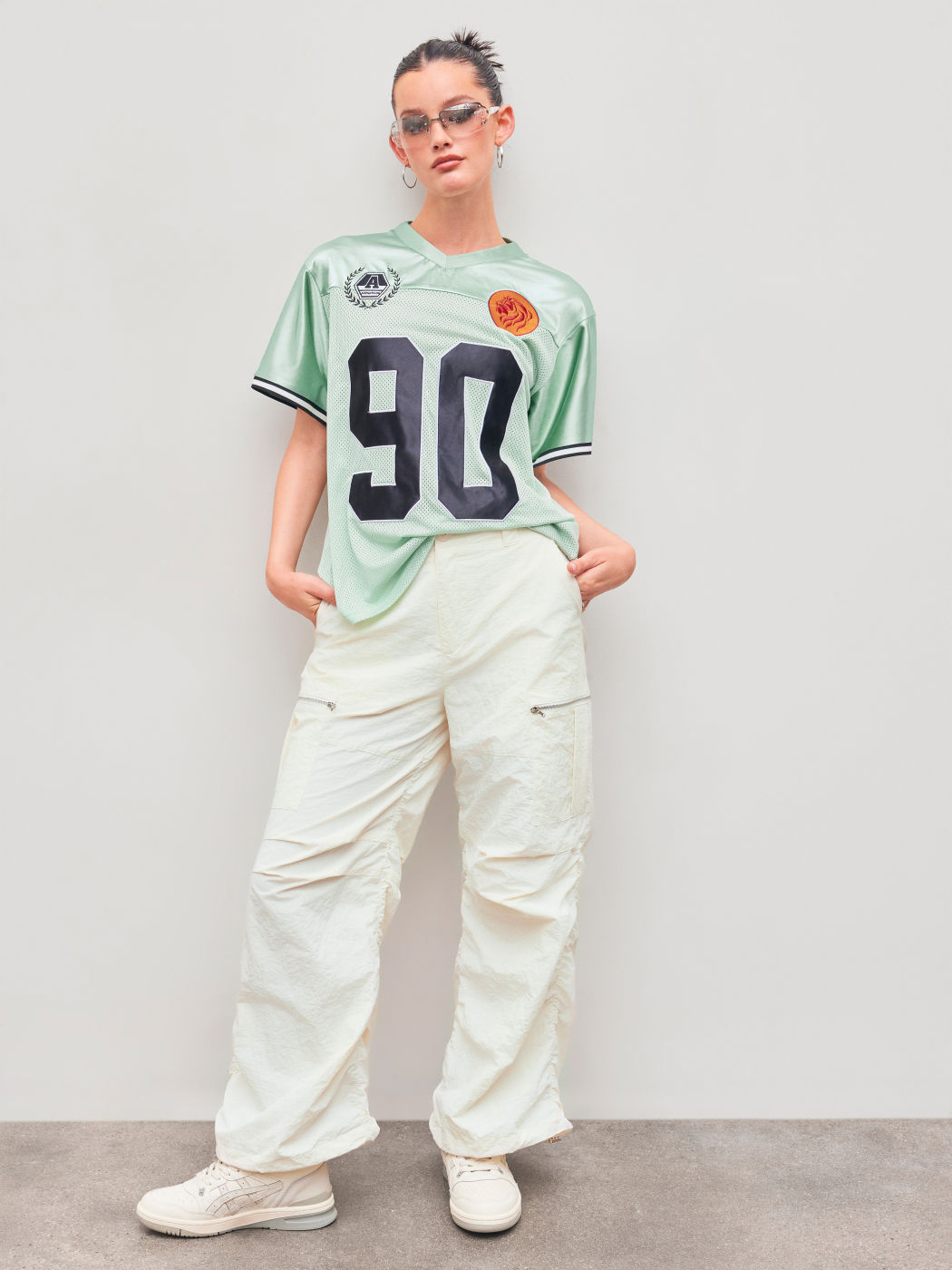 90er Satin V-Ausschnitt Grafik Kurzarm Oversized Tee