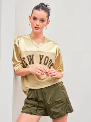 Camiseta de manga corta satén de cuello en V y holgada de Nueva York