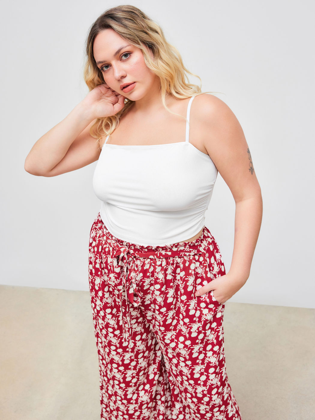 Woven Square Neck Solid Ruched Crop Top & Mid Rise Floral Knotted Wide Leg Trousers Curve & Plus