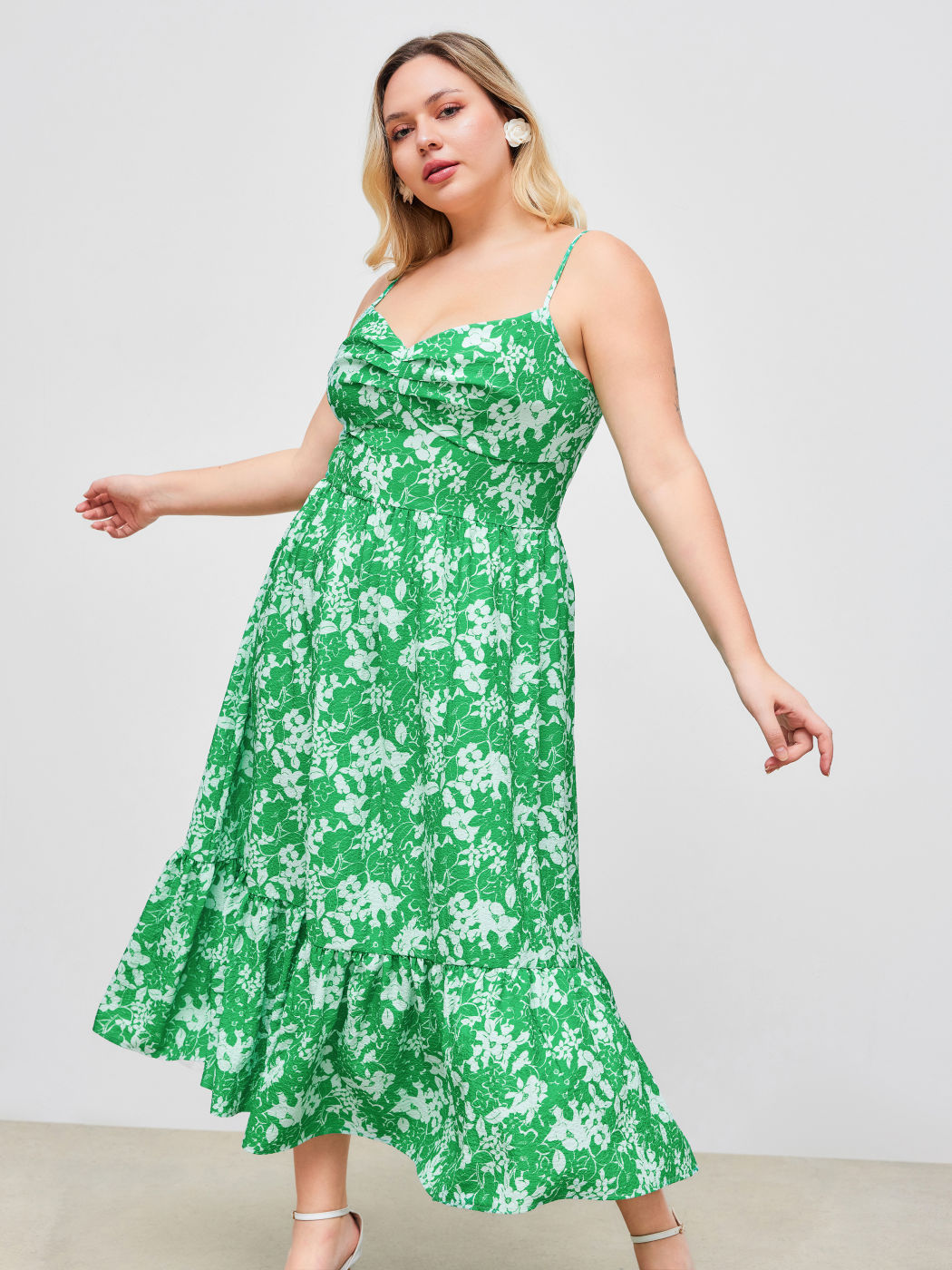 Maxi abito con scollo a V e arricciatura floreale Curve & Plus