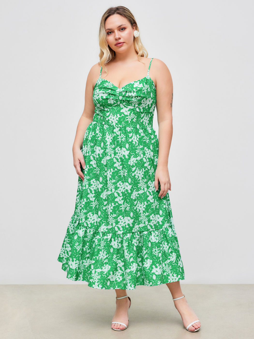 Maxi abito con scollo a V e arricciatura floreale Curve & Plus