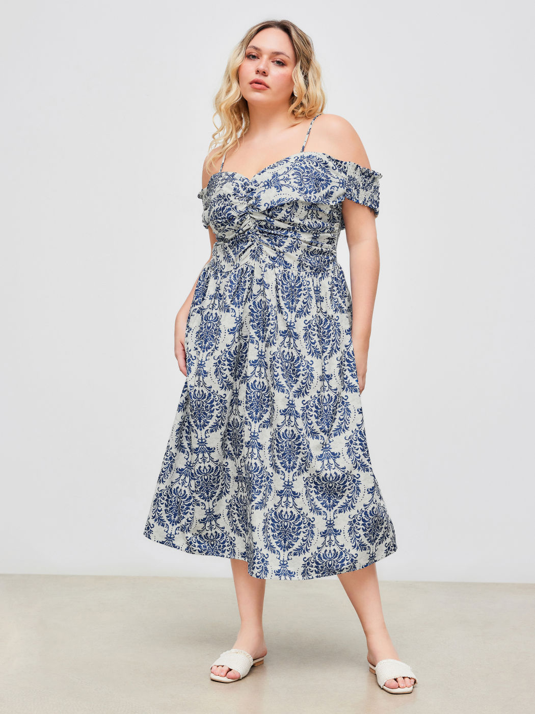 Gewebtes schulterfreies Blumen-Rüschen-Maxikleid Kurve & Plus
