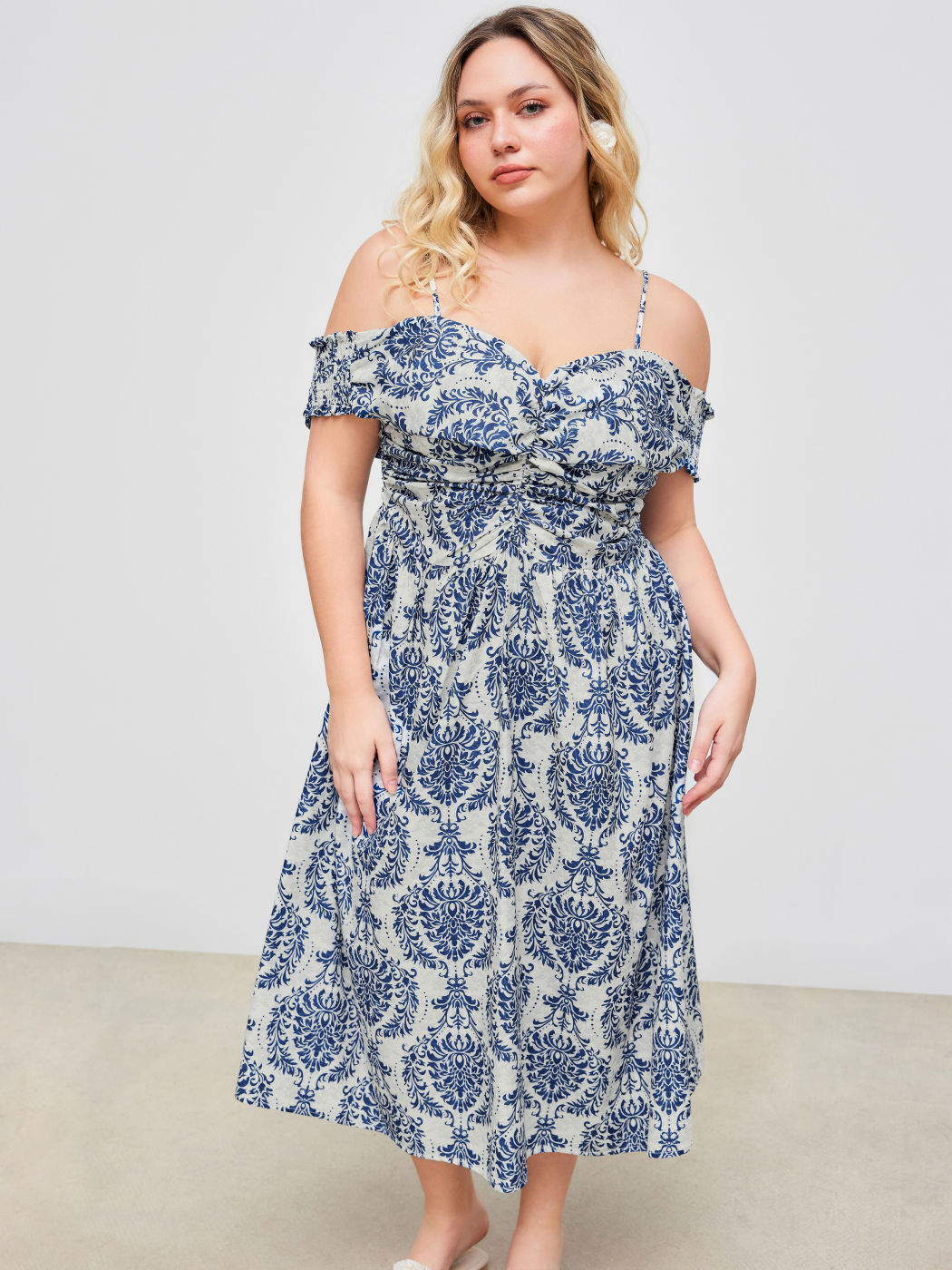 Gewebtes schulterfreies Blumen-Rüschen-Maxikleid Kurve & Plus