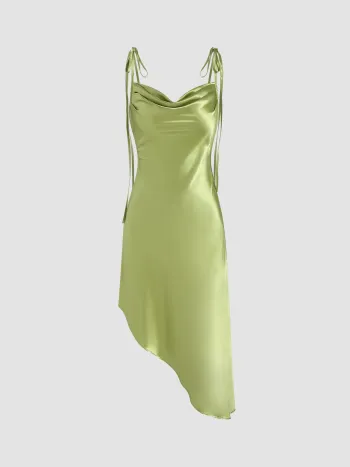 Cami-Kleid aus Satin mit asymmetrischem Saum
