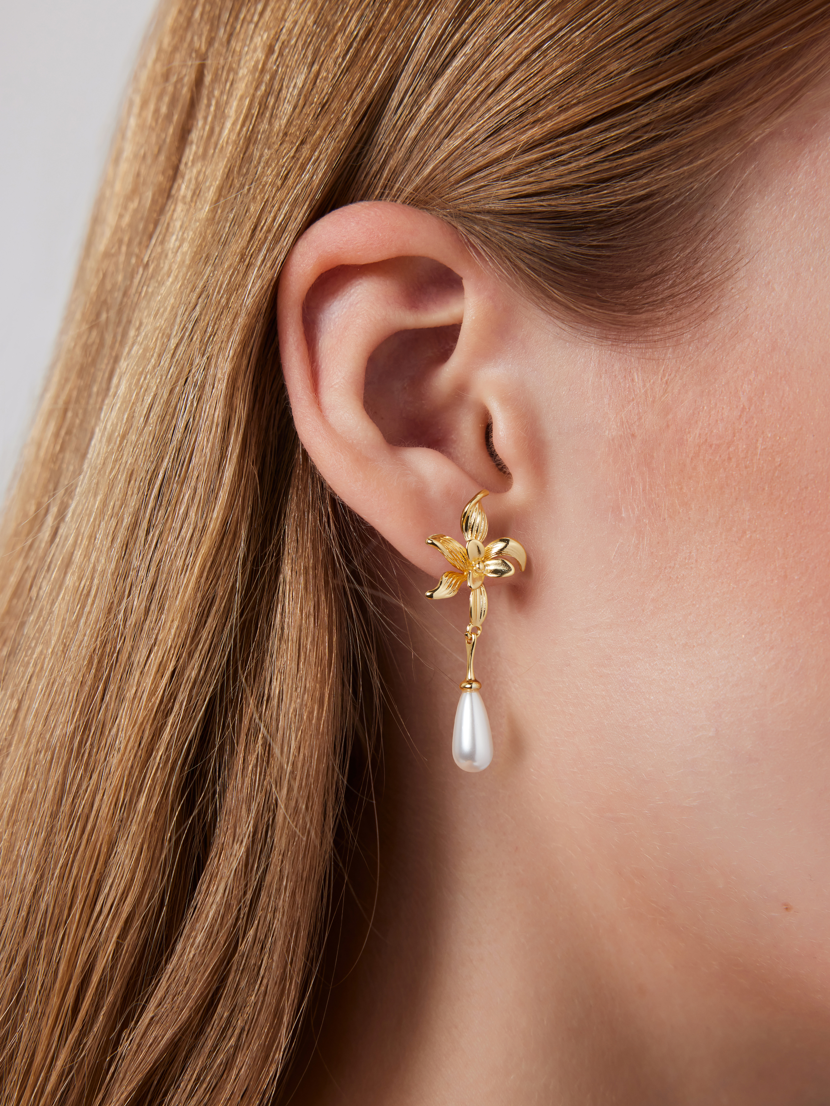 ピアス】フラワー柄×ドロップパール ホワイト ゴールド 秋 亜鉛合金