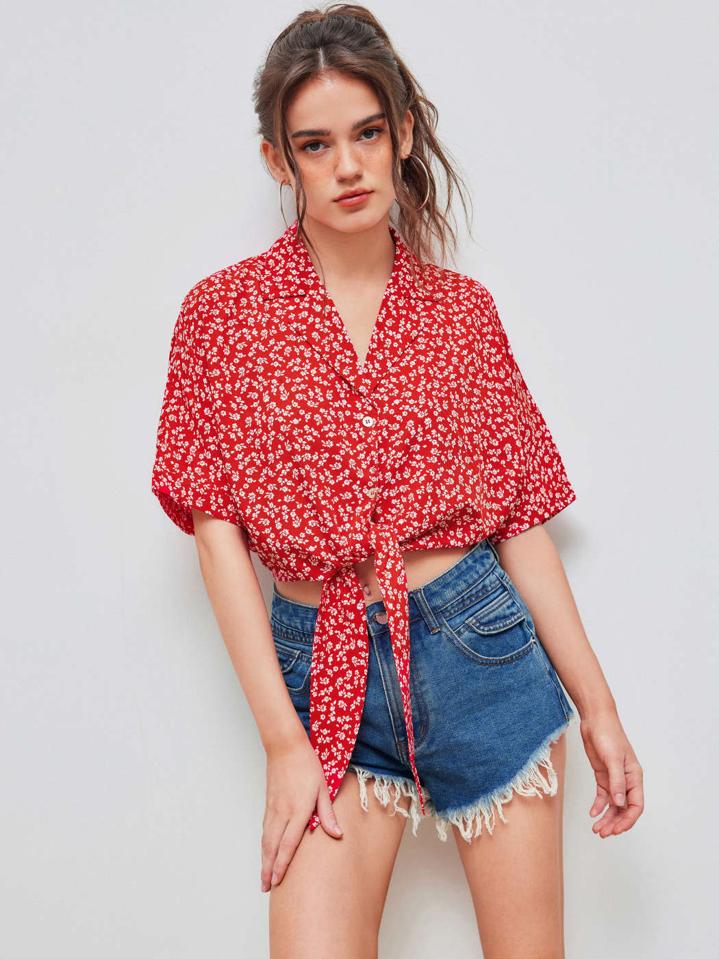 Tejido Blusa de manga corta anudada con estampado floral diminuto