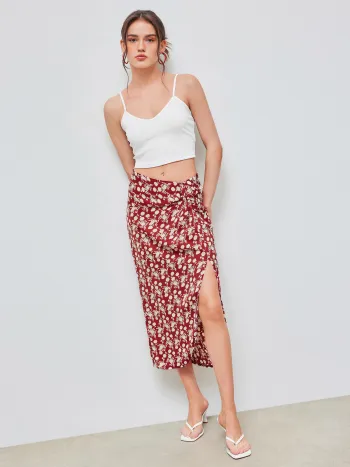 Top Cami a tinta unita e maxi gonna con spacco floreale