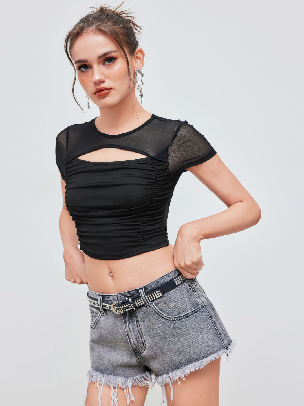Crop T-Shirt mit gerüschtem, ausgeschnittenem Mesh