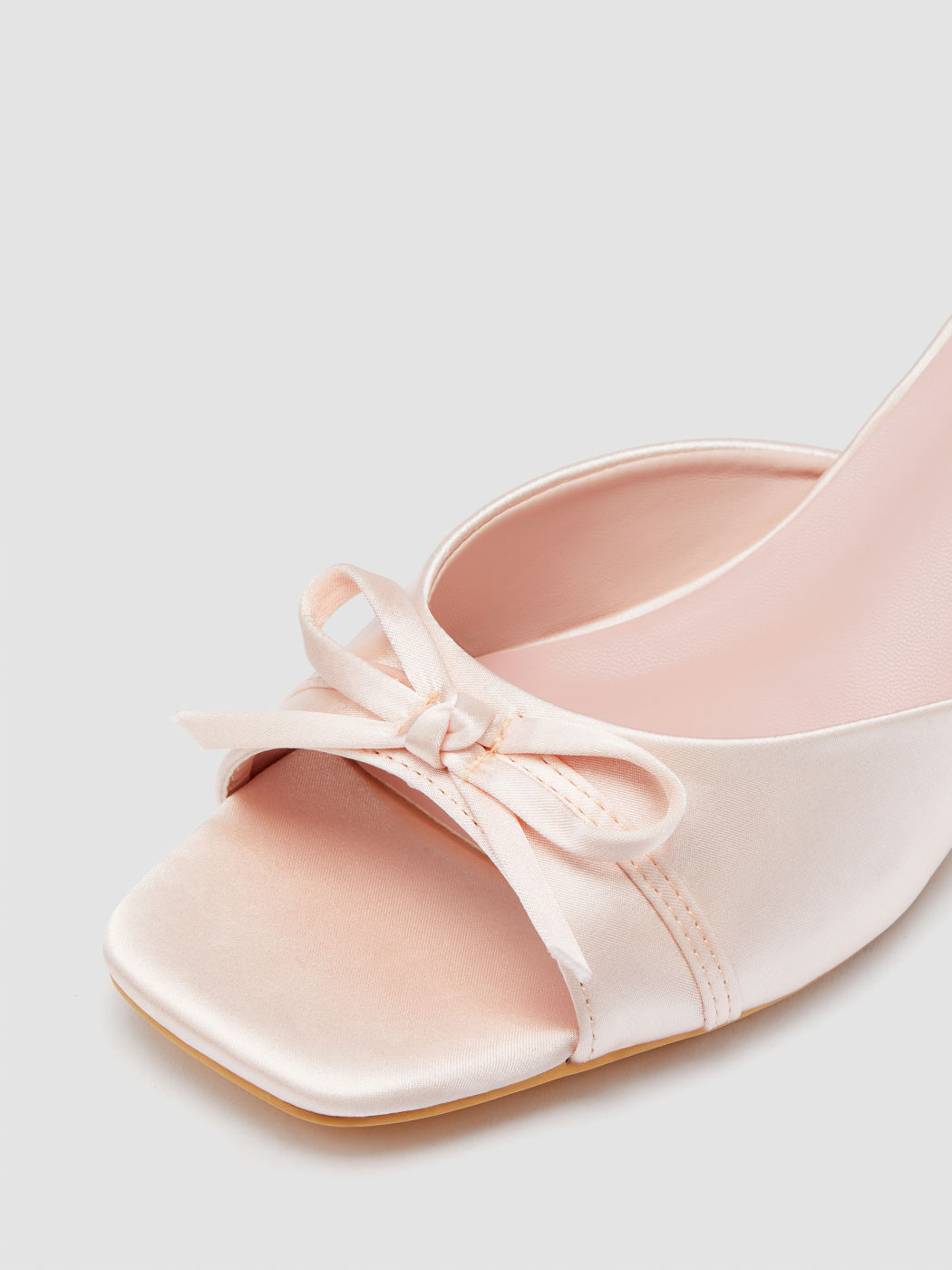 Hochhackenschuhe aus Satin mit Schleife